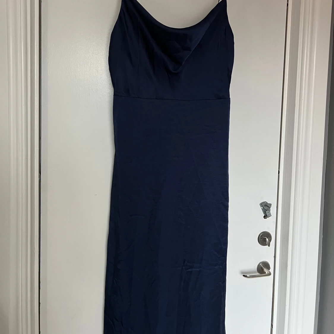 Mörkblå långklänning från bubbelroom