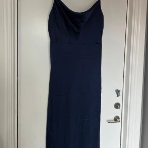 Mörkblå långklänning från bubbelroom  - Oanvänd mörkblå lång klänning i siden, som är lite lösare i bysten 