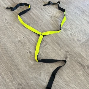 Reflexbrösta i neongult och svart - Säljer ett justerbar brösta i neongult och svart med spännen. Storlek full