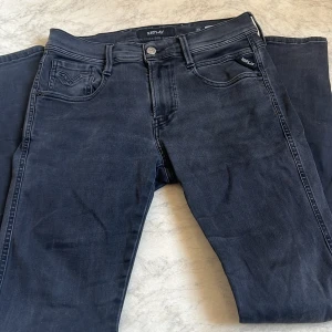 Replay Anbass jeans 👖  - Säljer ett par svart gråa Replay Anbass jeans i storlek 30/34. Otroligt snygga och sköna!