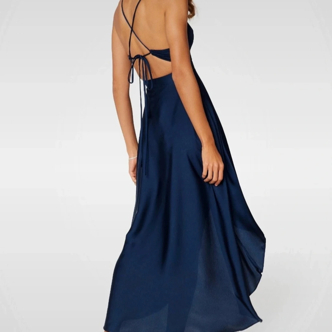 Elegant marinblå midiklänning i satin med snörning - 1