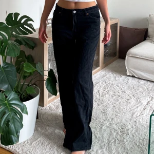 Mörkgrå jeans - Säljer ett par skitsnygga mörkgrå jeans med rak modell. Tror de skulle va lite högmidjade men jag har tagit en större strl och haft dem mer låg/medelmidjade