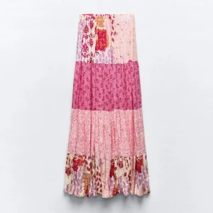 Långkjol i rosa från Zara - Långkjol från Zara med flera olika rosa mönster. Knappt använd ca 3 gånger. 