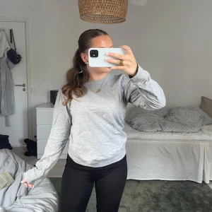 Grå tröja - Enkel och stilren grå långärmad tröja i mjukt material. 💕💕💕