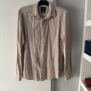 Beige skjorta - Beige linneskjorta från Only & Sons(Köpt på Brothers). Storlek M. Nypris runt 700kr och änvand lite under en sommar.