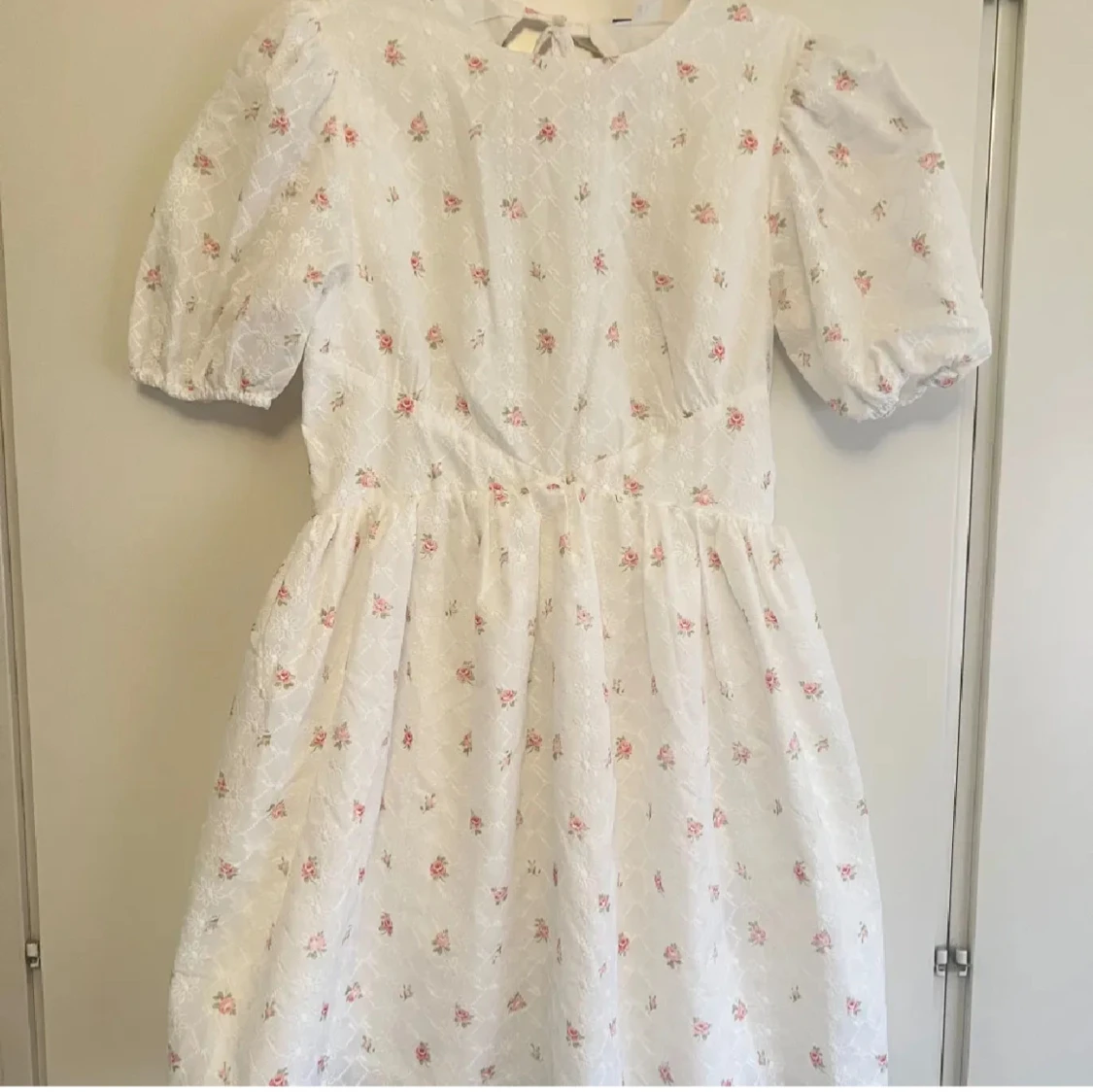 Vit blommig klänning  - 1