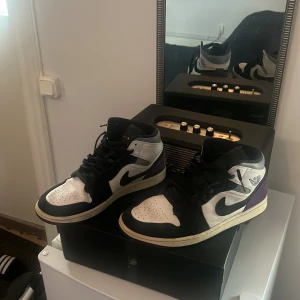 Nike Air Jordan 1 Mid SE purple - Jordan 1 Mid SE purple i riktigt fint skick. (Sulorna är lite scuffade men det är inget man tänker på)
