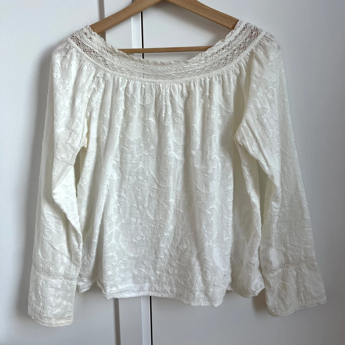 Vit blus med spets och rosett - 2