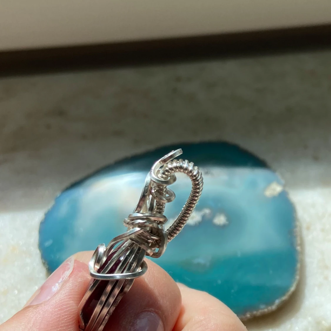 Handgjort halsband med vinröd sten - 3