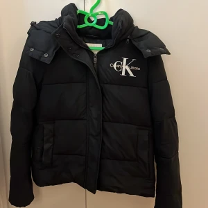 Svart pufferjacka från Calvin Klein - Snygg svart pufferjacka från Calvin Klein, bra kick, inga skador, använt några gånger.  Köpt för 2200kr