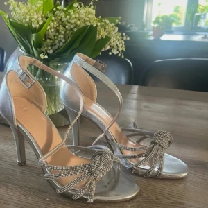 Glittriga klackar - Såå fina glitterklackar ifrån Jenny Fairy!! De är lite slitna på undersidan och lite glitter har ramlat av, men inget man tänker på🩷Står storlek 36, men passar 36-37🩷