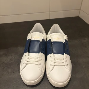 Valentino open - Valentino opens i storlek 42, använda endast en gång. Finns inga defekter på skorna, bara lite skador på lådan. Hör av er om ni har några funderingar, mvh Melker😃