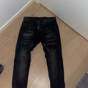 Svarta dsquared Jeans - Säljer ett par feta dsquared jeans i fint skick skriv vid frågor 