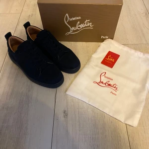 Christian Louboutins «SE BEKSRIVNING» - Hei! Jag är en norsk säljare som testar den här svenska plattformen. Jag säljer grymma skor från Christian Louboutin, där jag kan fixa färger som blå, grå, vit, svart och röd, med och utan nitar. Skorna är av bra kvalitet, jag har en leverantör som jag köper ifrån! Kontakta mig om du är intresserad, betalning kan ske via kontoöverföring, eller Vipps och PayPal om du har det! Ta gärna kontakt om du har frågor! 