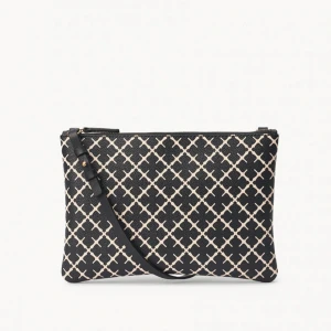 Svart och vit axelväska med mönster - Snygg axelväska i svart och vitt med ett stilrent rutigt mönster från malene birger. Väskan har en praktisk dragkedja och en justerbar axelrem. Perfekt för att bära dina nödvändigheter med stil.