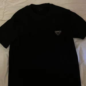 Prada t shirt - Helt ny oanvänd, storlek S