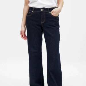 Nakd jeans  - Low waist NAKD jeans som är uppsydda 10 cm. De passar en som är 162 ungefär. Jätte fint skick. Skriv vid frågor ❤️ 
