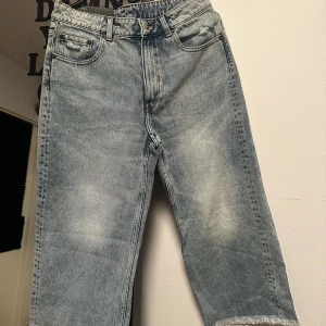 Cheap Monday Ally Croppade Jeans - Säljer ett par ljusblå croppade jeans från Cheap Monday, modell Ally. Har inte använt 