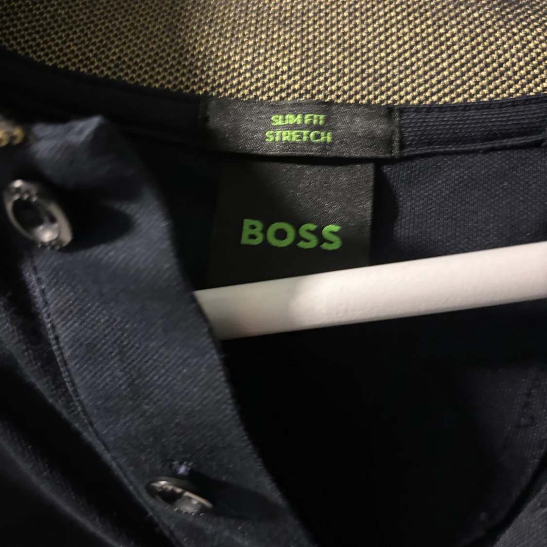 Svart pikétröja från BOSS med gulddetaljer - 2