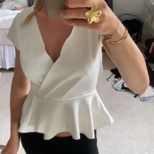 Vit omlottopp med volang från Gina Tricot - Supersnygg vit omlottopp från Gina Tricot💕💕