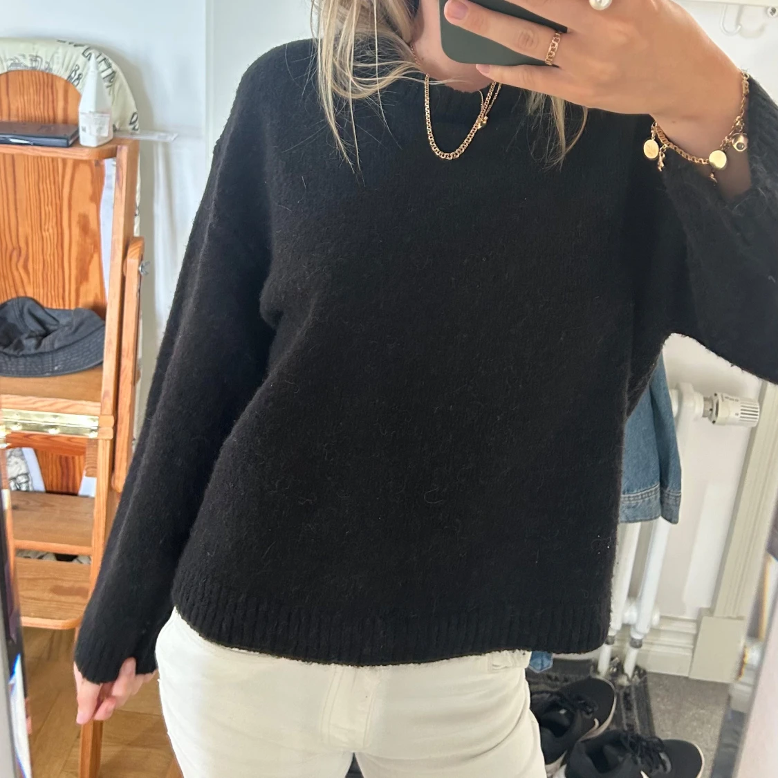 Svart stickad tröja med lång ärm - 1