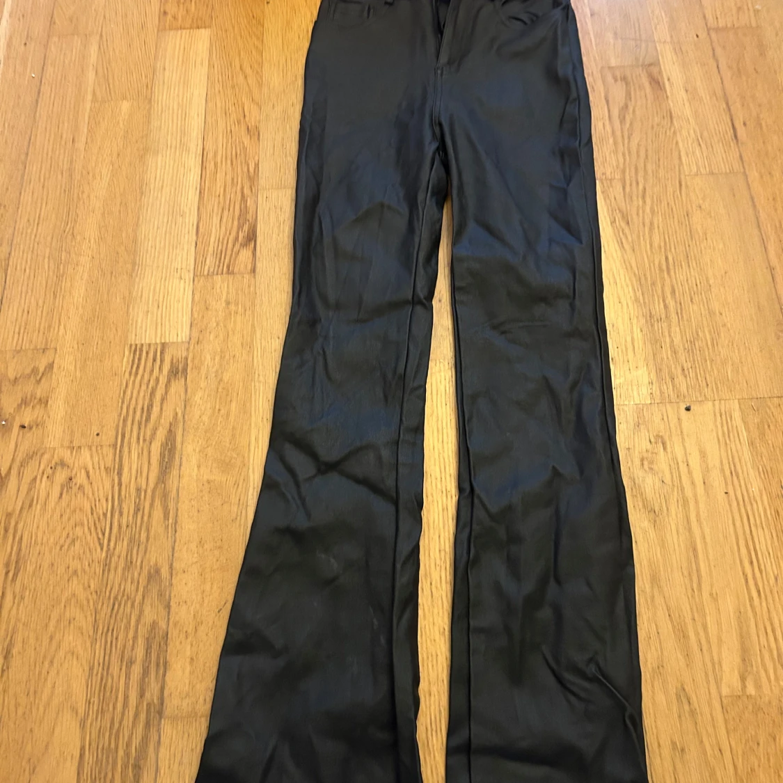 Svarta bootcut byxor