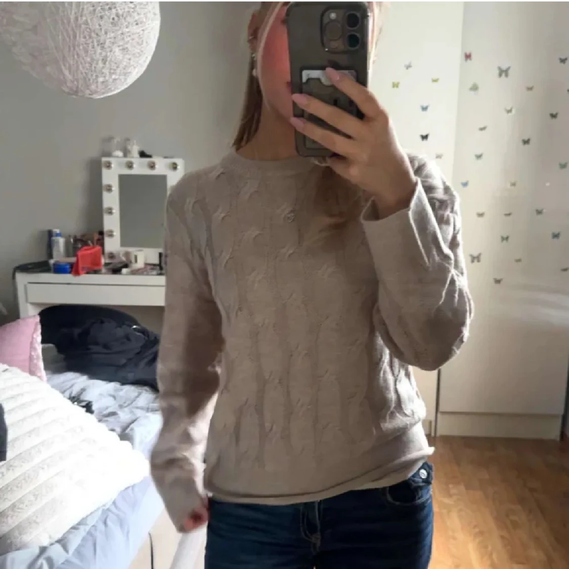 Beige stickad tröja med kabelmönster