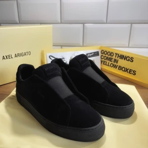 Axel Arigato Clean 360 Laceless – Svarta sneakers - Minimalistiska sneakers i svart läder från Axel Arigato. Modellen är utan snörning och har en stilren design som passar till det mesta. Använda ett fåtal gånger, i bra skick.  • Skick: 8/10 • Storlek: 42 • Nypris: ca 2700 kr • Säljes för: 1800 kr  Finns i Helsingborg. Kan mötas upp eller skickas spårbart. Skicka meddelande vid intresse.