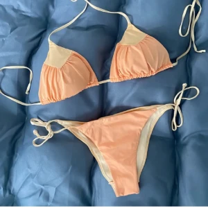 Bikini  - Köpt på Plick aldrig använd av mig pga för stor kupa. Så söt men somriga färger. Skulle tro att låda delarna är M men finns ingen lapp