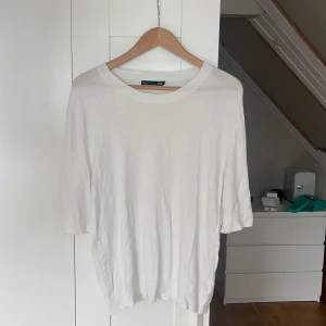 Vit kortärmad tröja från 157 - Vit, enkel och stilren kortärmad tröja från 157 i storlek XL. Tröjan har rund halsringning och är tillverkad i en mjuk blandning av viskos och nylon. Perfekt för dig som gillar en clean och avslappnad look. 50 + frakt pris kan diskuteras 