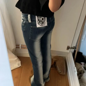 weekday jeans - säljer ett par jeans som används en gång och är i bästa skick. de har inga slitningar eller annat. i storlek 26/30. så passar bra för längden 149-156!
