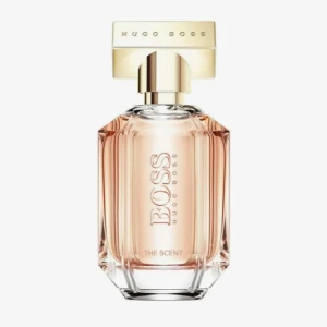 Hugo Boss The Scent parfym - Hugo Boss The Scent är en elegant parfym i en lyxig, åttakantig glasflaska med guldigt metallock. Flaskan är transparent och visar den ljusrosa doften inuti. Märket och doftnamnet är ingraverat på framsidan. Perfekt för dig som gillar stilrena och exklusiva parfymer. Se bilderna hur mycket det är kvar i Parfymen. 🌸💞Fint skick! Nypris: 620 kr! 