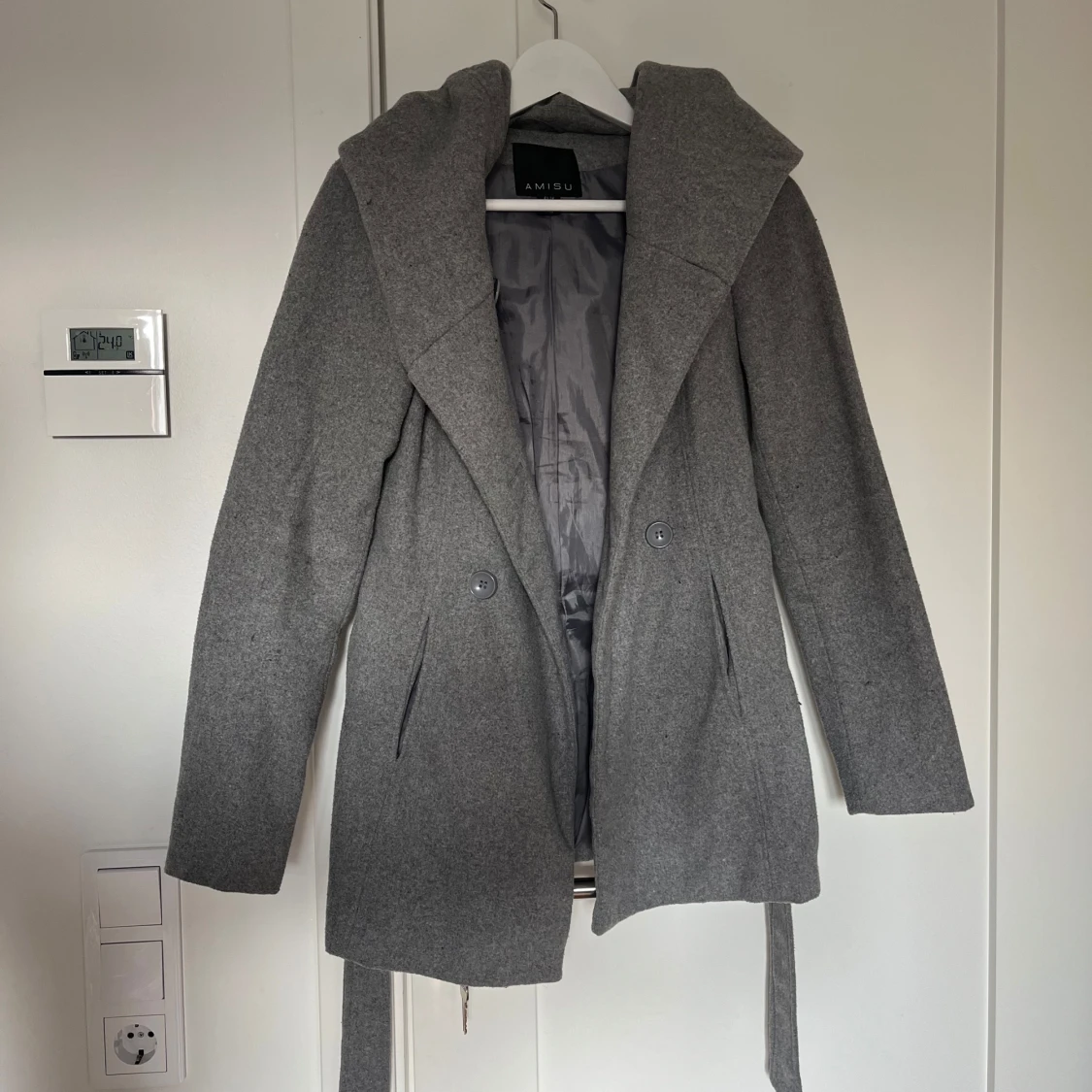 Grå kappa med huva från Amisu