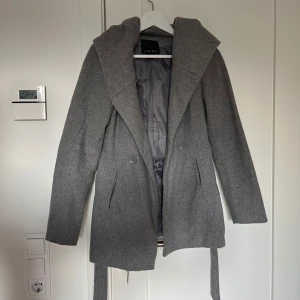 Grå kappa med huva från Amisu - Säljer den här gråa kappan då jag inte använder den.