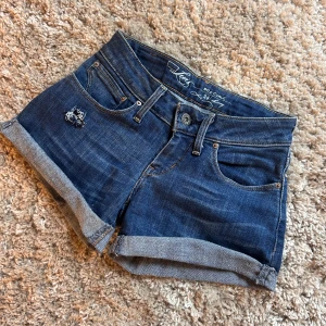 Lågmidjade jeansshorts - Säljer dessa blåa lågmidjade jeansshorts ifrån Levis! Köpta här på plick men säljer pga dem är för små. I strl 24 men passar nån som har XXS -XS❤️Shortsen väldigt bra skick men har några defekter så som att själva uppvikningen inte är fastsydd på ena sidan.