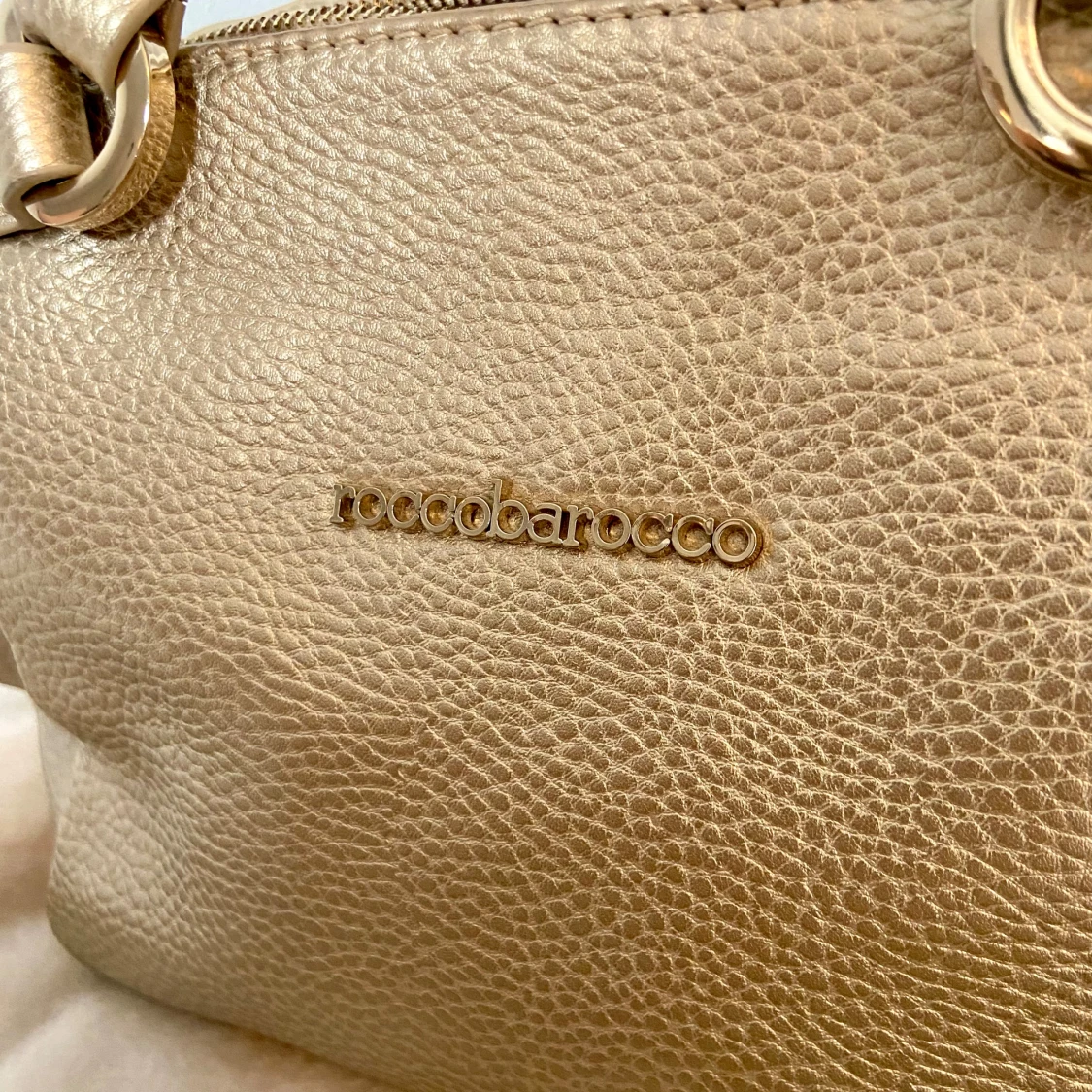 Guldig handväska från Roccobarocco - 2