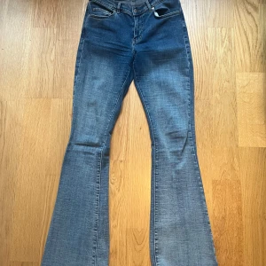 Mörkblåa lågmidjade jeans  - Säljer de här lågmidjade mörkblåa jeansen (lite mer mid waist skulle jag säga) från Bikbok då jag inte använder de. 
