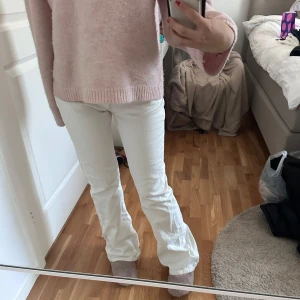 Jeans - ”Perfect jeans” Ett par lågmidjade vita jeans ifrån Gina