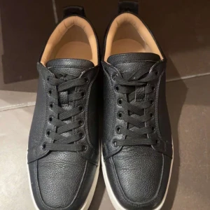  Christian Louboutin - Säljer riktigt fett louboutin skor som är perfekta nu till sommaren🏖️ | Garanterat att du får alla brudar när du använder louboutin skor | de är använda ett par gånger skriv vid frågor 🙌