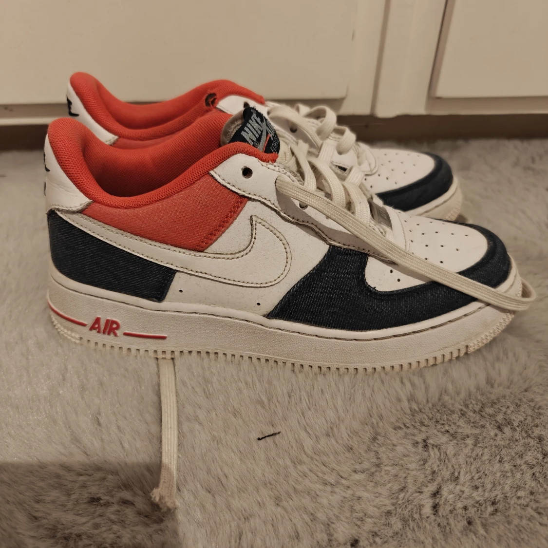 Nike Air Force 1 i vitt, blått och rött - 3