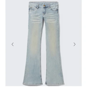 Ljusblå bootcut jeans 26 32 - Snygga ljusblå jeans med bootcut-modell och slitna detaljer framtill. Strl 26 32