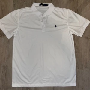 Vit piké - Stilren piké med storleken XL, men den är liten i storlek så den hade kunnat passa dig med storlek L enkelt. Priset går att diskuteras.