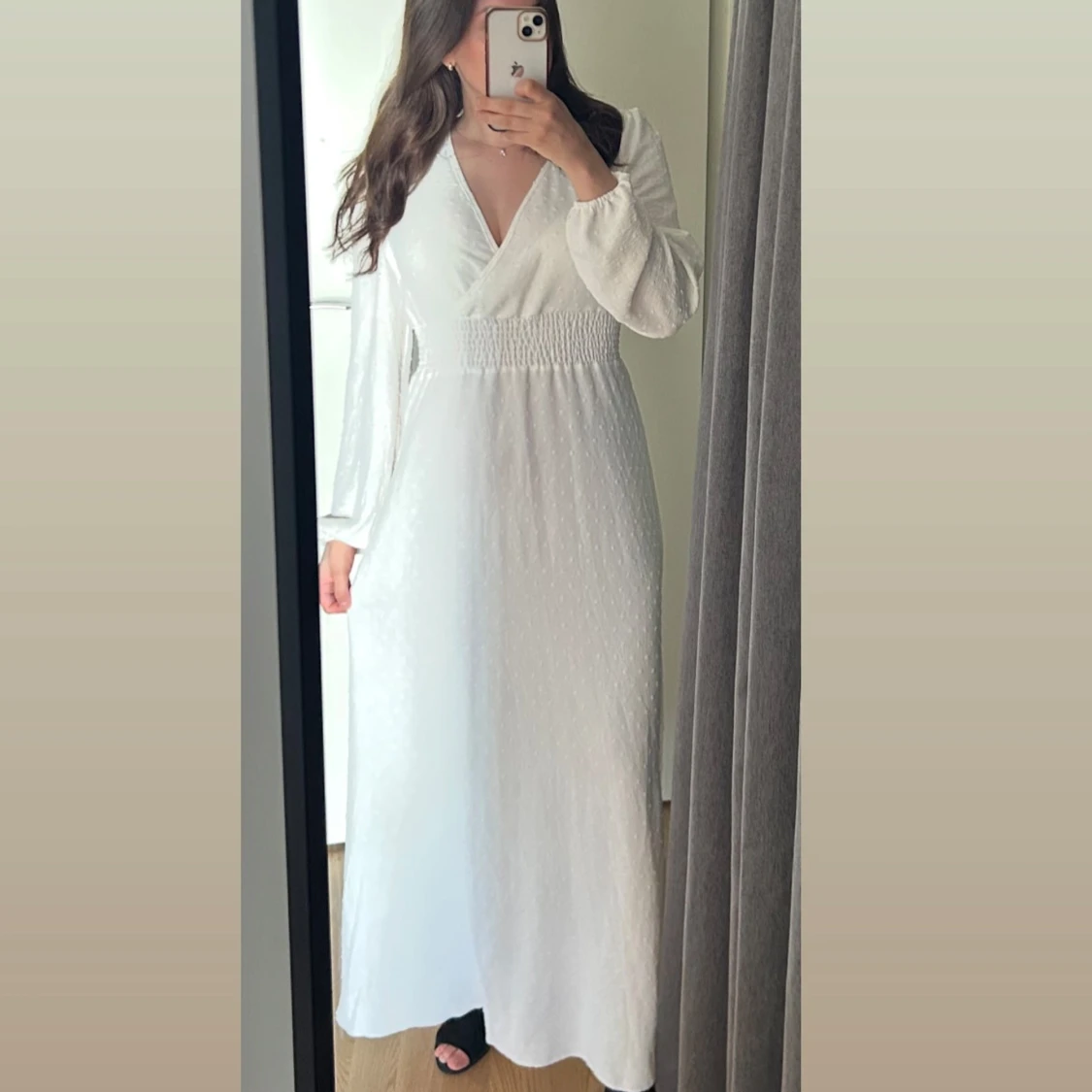 Vit långklänning med smock i midjan 
