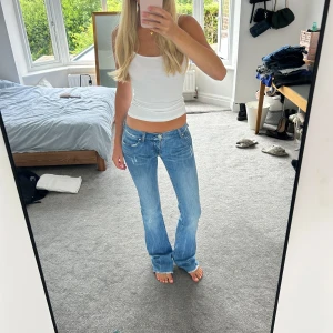 Blå bootcut jeans -  Victoria Beckham jeans waist size 26/27 inches and length is 34 inches approximately. Great condition. Shipping from England so they will take 10 days to arrive, shipping included in price. See my first post for more information  