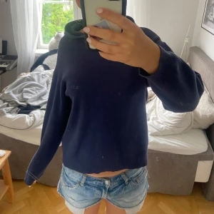 Mörkblå stickad hoodie - Mörkblå stickad hoodie med långärmad passform. Tröjan är enkel och stilren, perfekt att ha på sig till jeans eller shorts. Mjuk och skön.💕💕