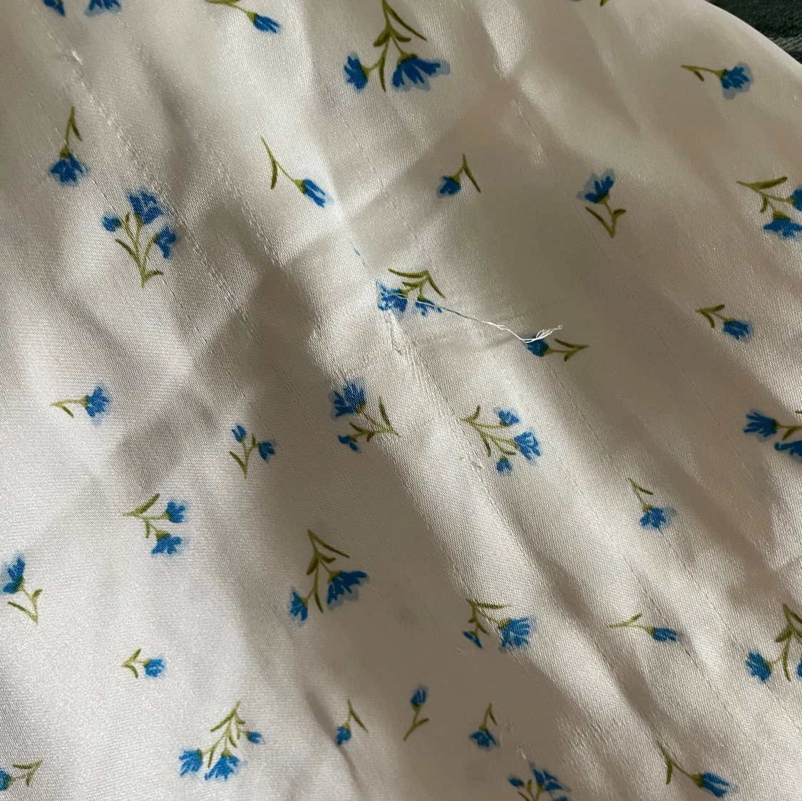 Vit blommig kortklänning med snörning - 1