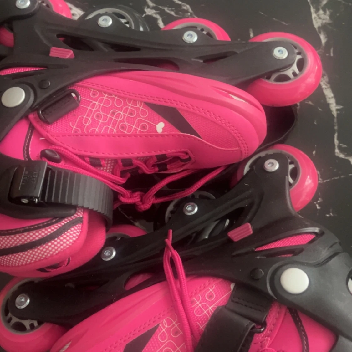 Rosa inlines med hjärtan och snörning