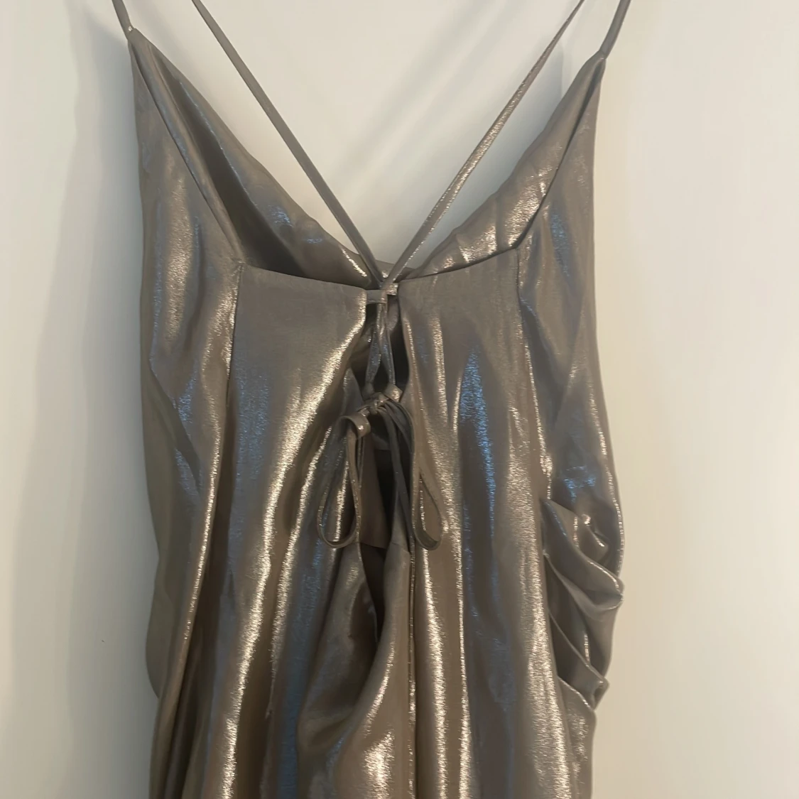 Glittrig långklänning med snörning - 2