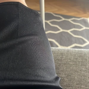Svarta shorts i syntetmaterial - Svarta shorts i ett slätt och stretchigt syntetmaterial. Perfekta för dig som gillar en enkel och clean stil. Passformen är normal och materialet känns mjukt mot huden. Snygga att matcha med en t-shirt eller hoodie.
