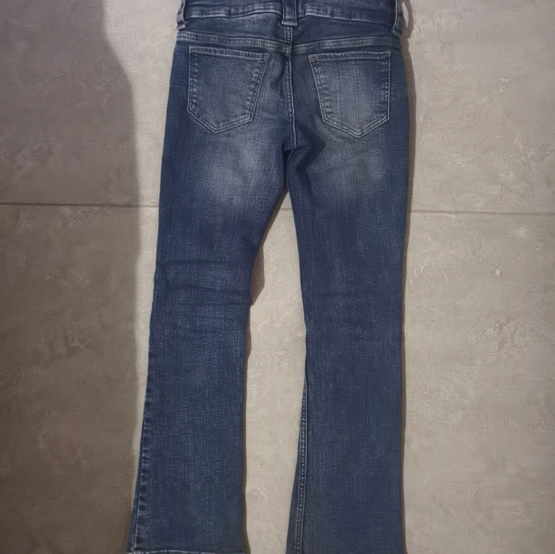 Blå lowaist bootcut jeans från H&M, stl 140 - 1